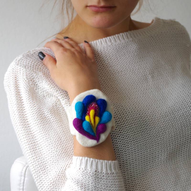 Gefilzte Wolle Armreif Boho Blumen Design von CuteAndFelted