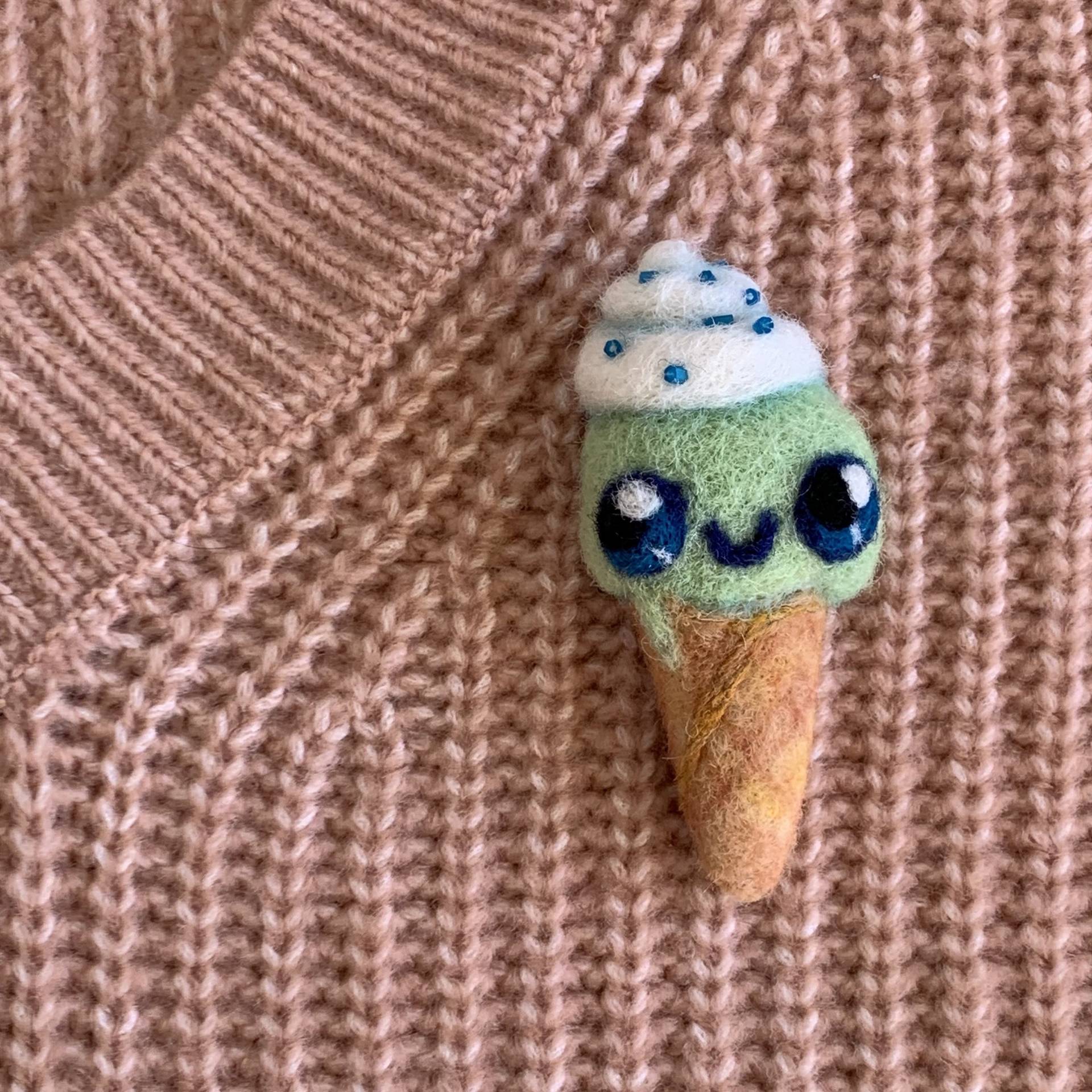 Filz Eis Brosche Handgemachte Wolle Anstecknadel, Mit Kühlschrankmagnet Option Filz Eis Brosche Handgemachte Wolle Anstecknadel, Mit Kühlschrankmagnet Option von CuteAndFelted