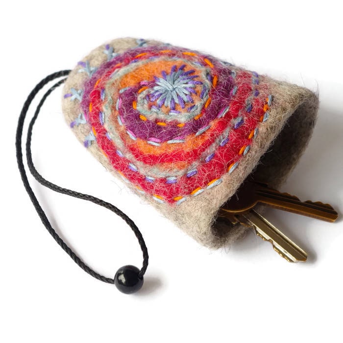 Galaxy Schlüsseletui Boho Gefilztes Schlüsseltäschchen Beste Freunde Geschenk Gesticktes Schlüssel Glöckchen Spiral Motive Accessoire von CuteAndFelted