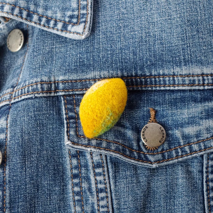 Gefilzte Brosche Zitrone Wollschmuck, Herbst Accessoire von CuteAndFelted