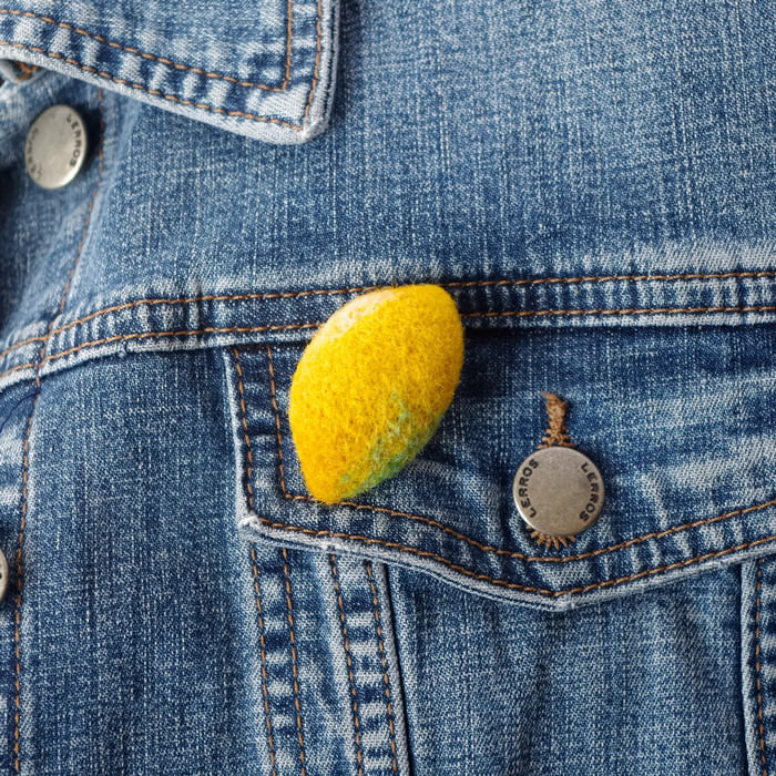Gefilzte Brosche Zitrone Wollschmuck, Herbst Accessoire von CuteAndFelted