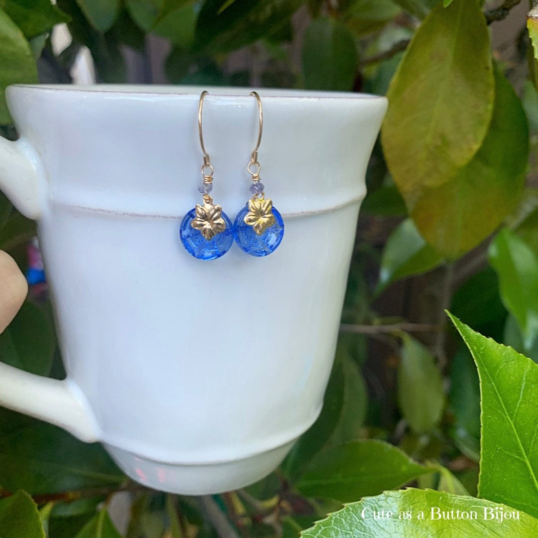 14K Gold Filled Blume Und Antike Blaue Glas Knopf Ohrringe Mit Iolith Perlen von CuteAsAButtonBijou