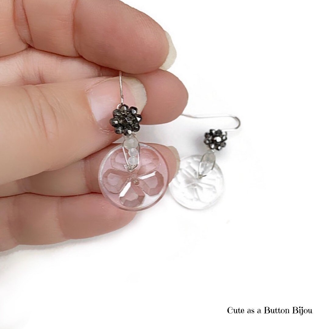 Sterling Silber Vintage Stahl Geschnittene Blumenknöpfe Und Glasknopf Ohrringe Mit Mondstein Perlen Sterling Silber Vintage Stahl Geschnittene Blumenknöpfe Und Glasknopf Ohrringe Mit Mondstein Perlen von CuteAsAButtonBijou