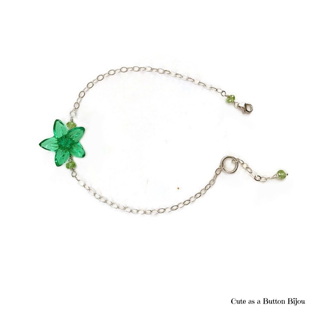 sterling Silber Antike Grüne Blume Glas Knopf Armband Mit Peridot Perlen von CuteAsAButtonBijou