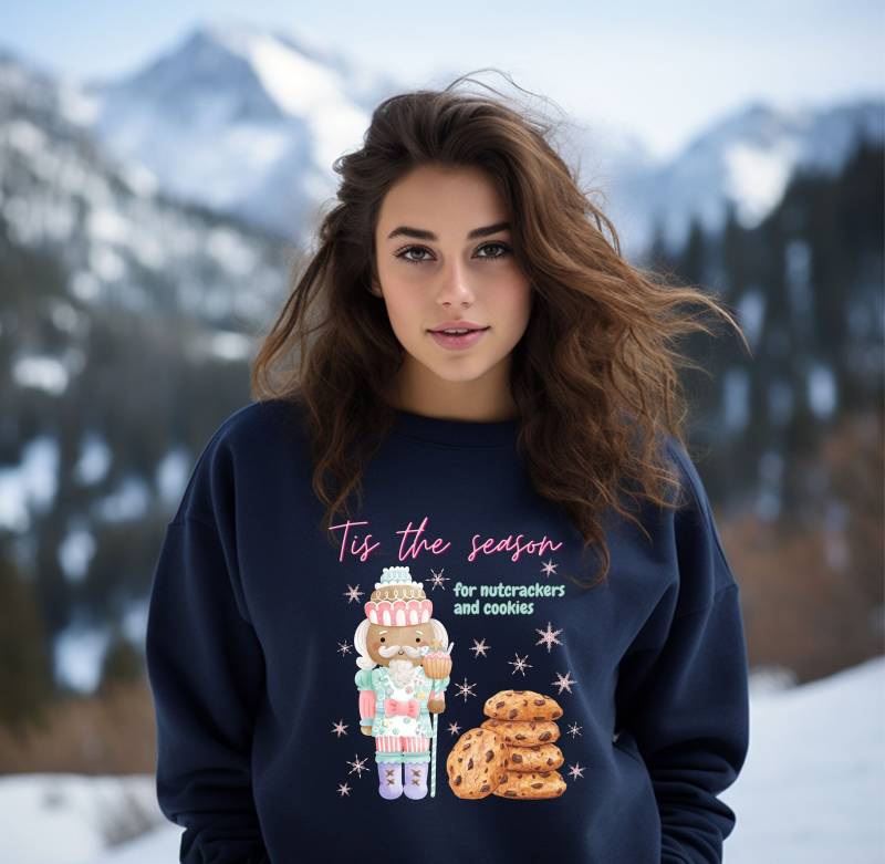 Nussknacker Sweatshirt, Lustiger Weihnachtspullover, Weihnachtsgeschenk Für Sie, Kekse & Sweater von CuteCactusCorner