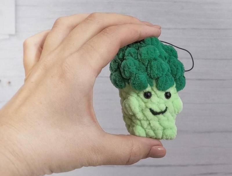 Brokkoli Schlüsselanhänger - Lustiger Plüsch-Anhänger, Mini Geschenkidee, Kawaii Figur Für Tasche Oder Schlüssel, Handgemacht & Süß Brokkoli Schlüsselanhänger - Lustiger Plüsch-Anhänger, Mini Geschenkidee, Kawaii Figur Für Tasche Oder Schlüssel, Handgemacht & Süß von CuteHappyToys