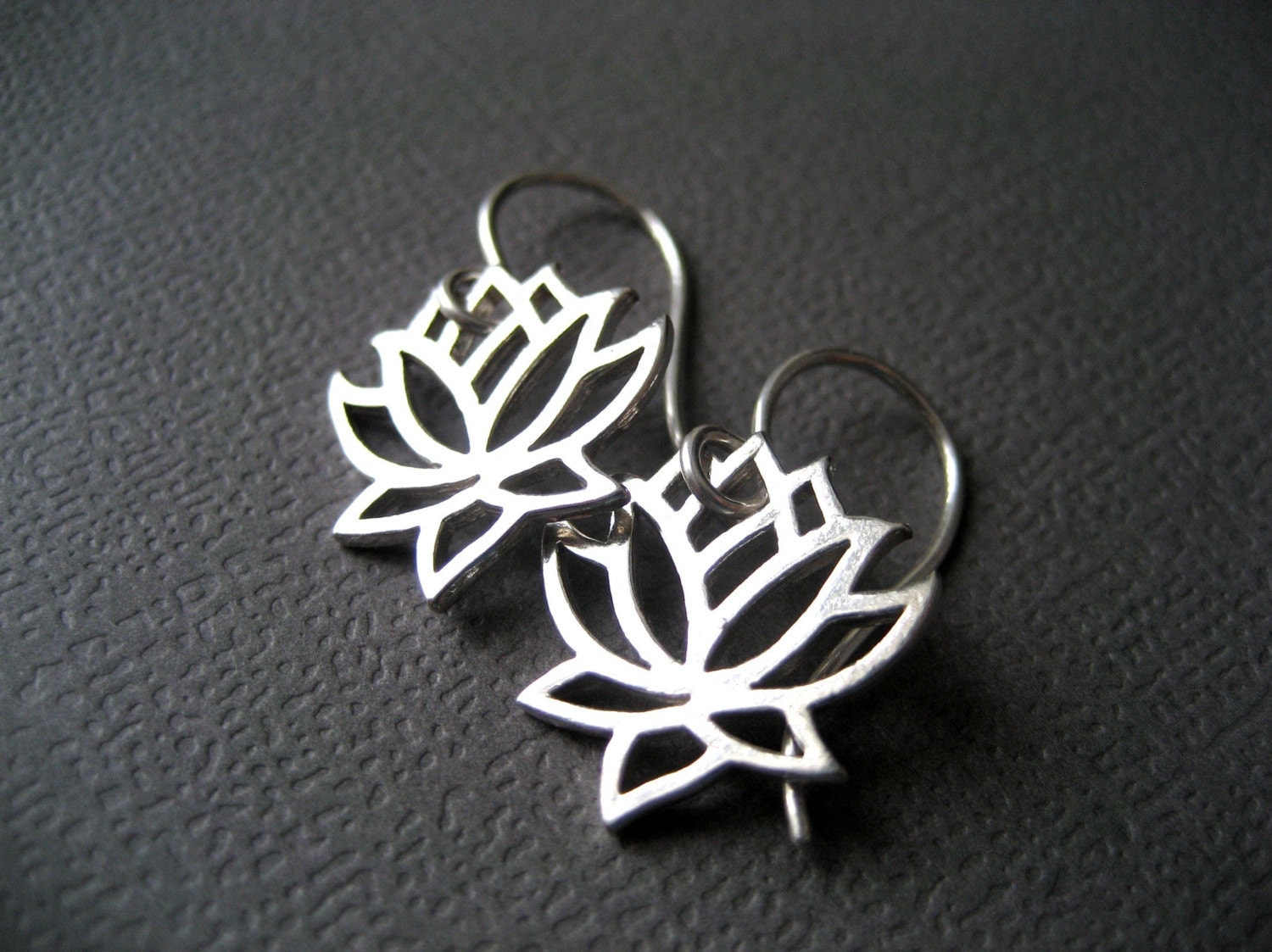 Lotus Ohrringe, Sterling Silber Blumen Zarte Eco Freundlich Silber, Moderne Schmuck Lotus Ohrringe, Sterling Silber Blumen Zarte Eco Freundlich Silber, Moderne Schmuck von CuteJewels