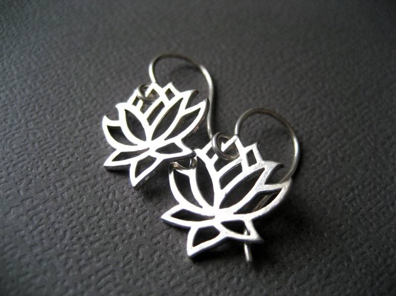 Lotus Ohrringe, Sterling Silber Blumen Zarte Eco Freundlich Silber, Moderne Schmuck Lotus Ohrringe, Sterling Silber Blumen Zarte Eco Freundlich Silber, Moderne Schmuck von CuteJewels
