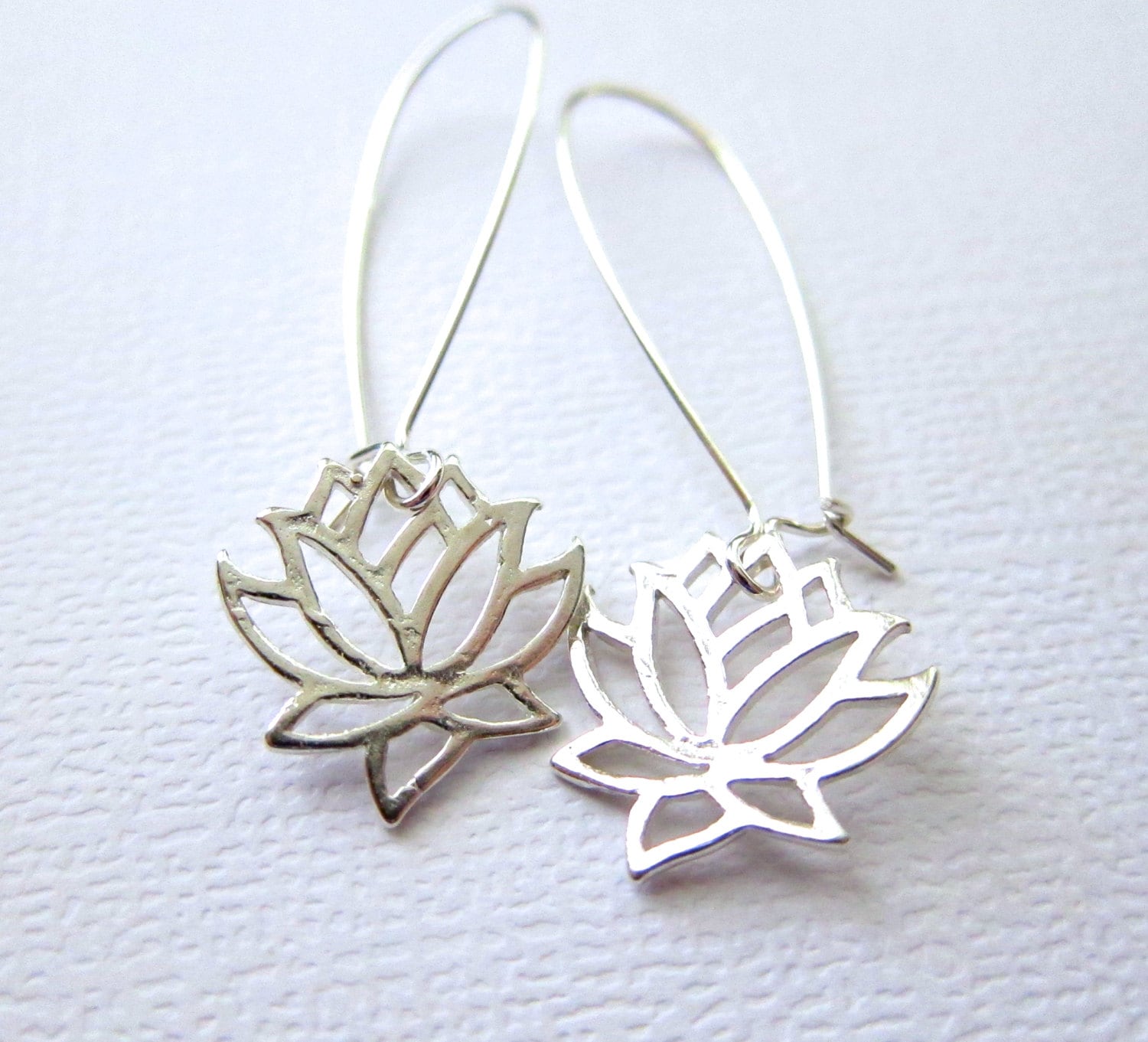 Lotus Ohrringe Aus Sterling Silber, Minimalistisch, Modern Schmuck An Kidney Ohrhaken Lotus Ohrringe Aus Sterling Silber, Minimalistisch, Modern Schmuck An Kidney Ohrhaken von CuteJewels