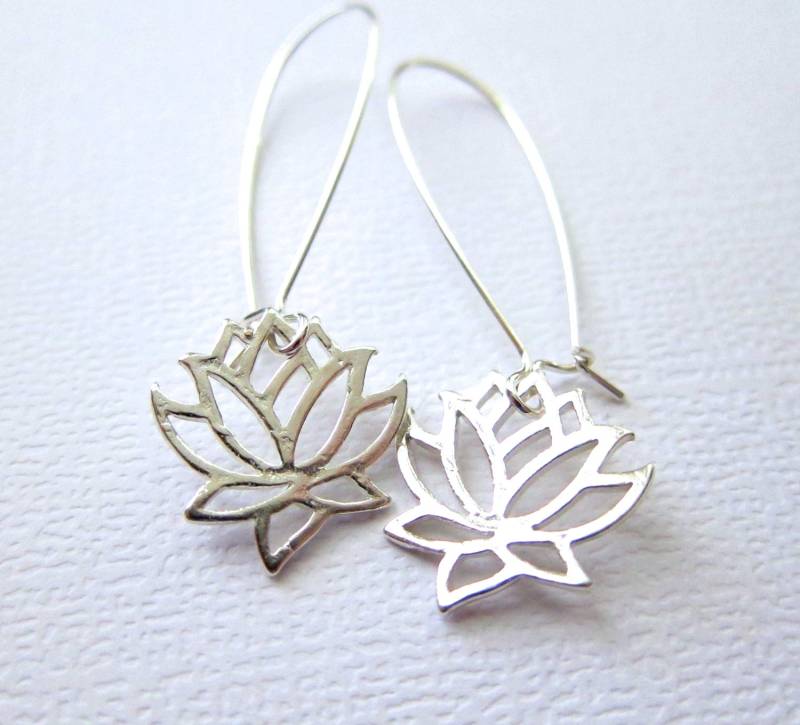 Lotus Ohrringe Aus Sterling Silber, Minimalistisch, Modern Schmuck An Kidney Ohrhaken Lotus Ohrringe Aus Sterling Silber, Minimalistisch, Modern Schmuck An Kidney Ohrhaken von CuteJewels