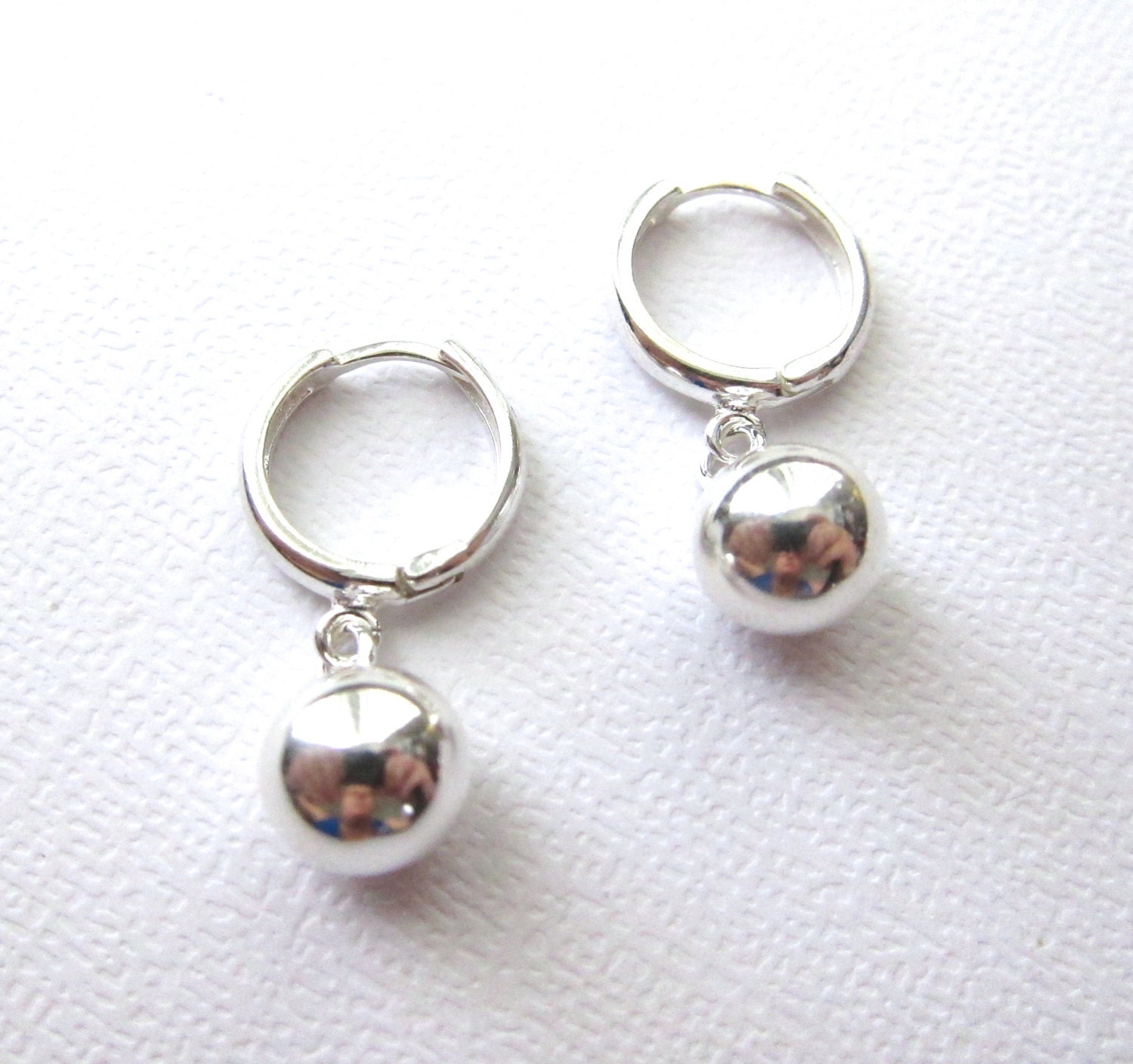 Silber Ohrringe, Kugel Moderne Creolen Mit Sicherheitsverschluss, Kurze Brisur, Moderner Schmuck Von Cutejewels Silber Ohrringe, Kugel Moderne Creolen Mit Sicherheitsverschluss, Kurze Brisur, Moderner Schmuck Von Cutejewels von CuteJewels