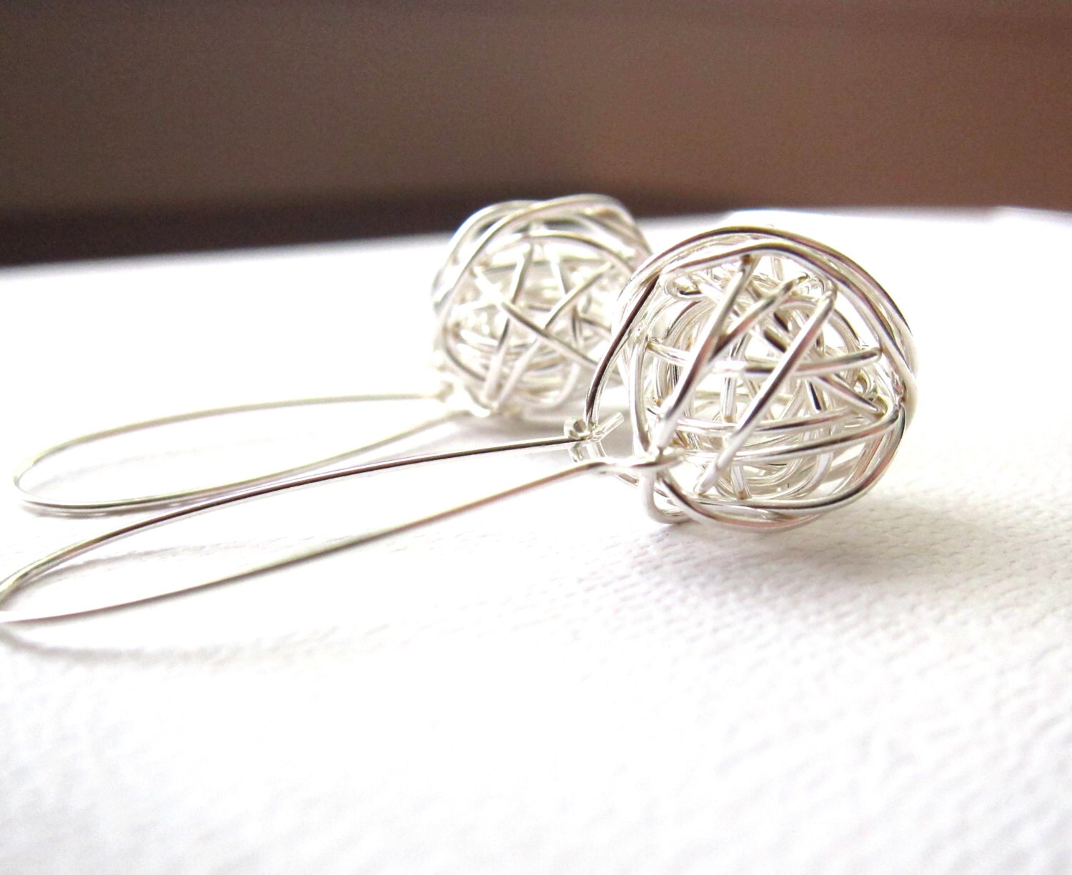 Verdrehte Draht Kugel Ohrringe, Sterling Silber Moderne Ohrringe Von Cutejewels Verdrehte Draht Kugel Ohrringe, Sterling Silber Moderne Ohrringe Von Cutejewels von CuteJewels