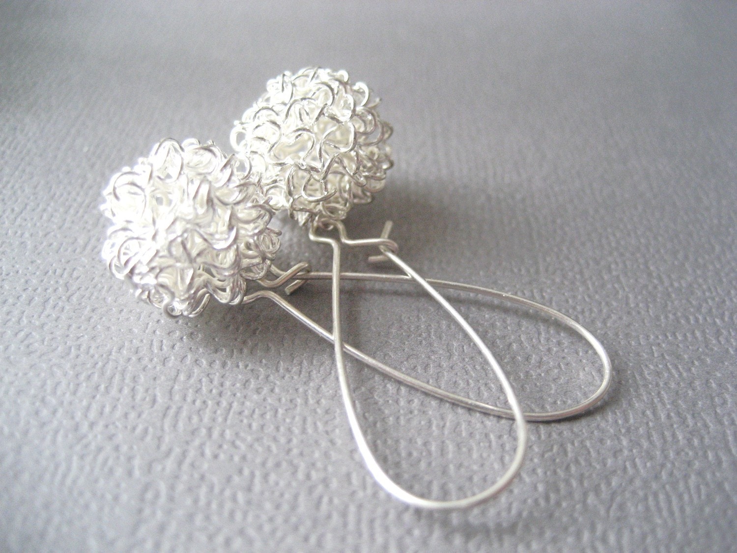 Wirren Ball Ohrringe, Draht Gewickelt Kugel, Silber Sterling Kidney Ohrhaken, Modernes Schmuck Von Cutejewels Wirren Ball Ohrringe, Draht Gewickelt Kugel, Silber Sterling Kidney Ohrhaken, Modernes Schmuck Von Cutejewels von CuteJewels