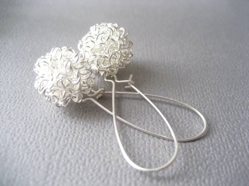 Wirren Ball Ohrringe, Draht Gewickelt Kugel, Silber Sterling Kidney Ohrhaken, Modernes Schmuck Von Cutejewels Wirren Ball Ohrringe, Draht Gewickelt Kugel, Silber Sterling Kidney Ohrhaken, Modernes Schmuck Von Cutejewels von CuteJewels