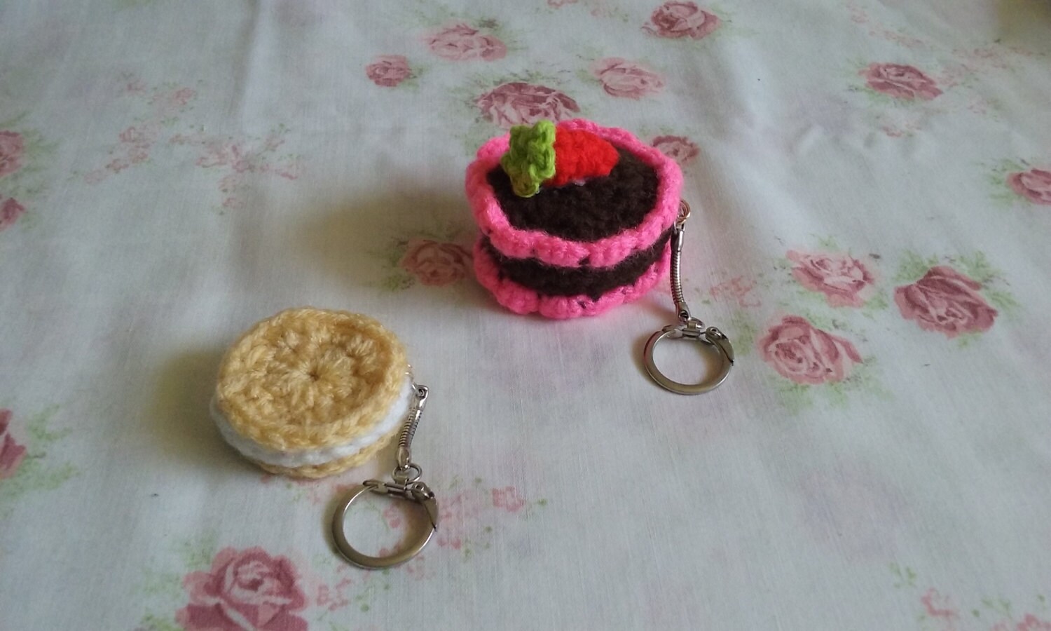 Schlüsselanhänger-Combo Gehäkelte Schlüsselanhänger Mini Kuchen Und Shortbread Cookies/Rucksack Charme Reißverschluss-Charme Schlüsselanhänger-Combo Gehäkelte Schlüsselanhänger Mini Kuchen Und Shortbread Cookies/Rucksack Charme Reißverschluss-Charme von CuteLilCrochet