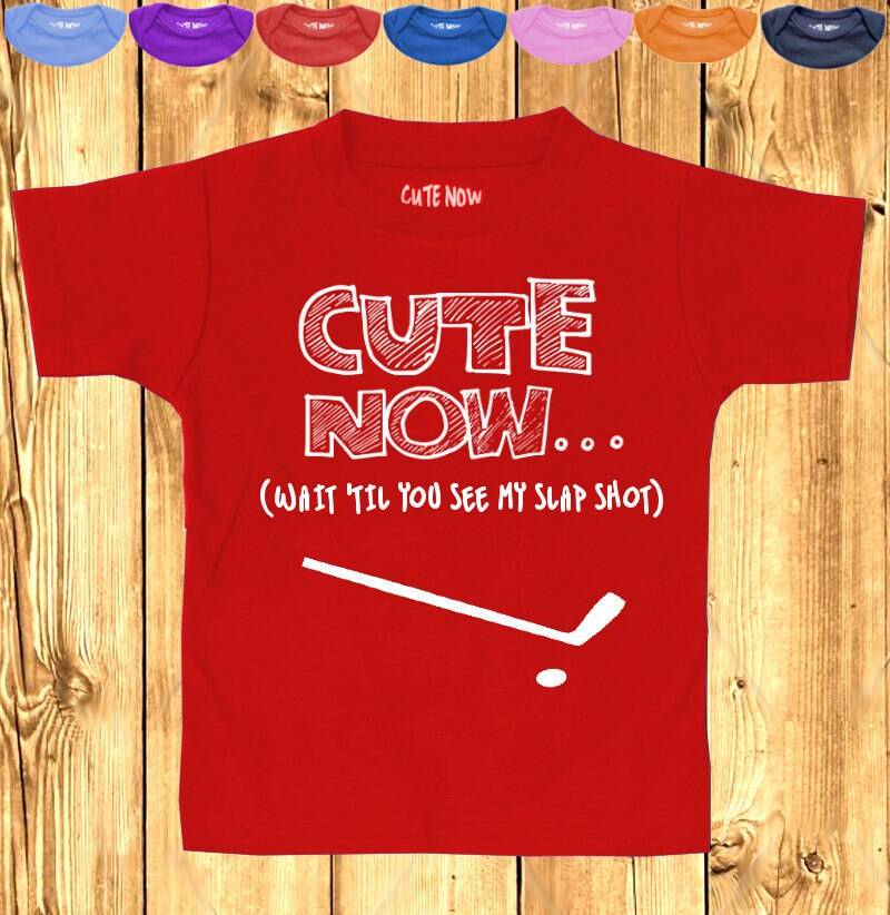 Cute Now ... | Warten Sie, Bis Sie Meinen Slap Shot Sehen Geschenk Lustiges Kleinkind-Kinder-T-Shirt von CuteNow