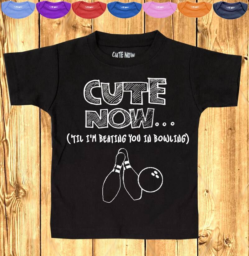 Cute Now ... | 'bis Ich Dich Beim Bowlen Schlage Geschenk Lustig Kleinkind Kinder T-Shirt 2T-6T Pick-Größe + Farbe Bowler Ball Pins von CuteNow