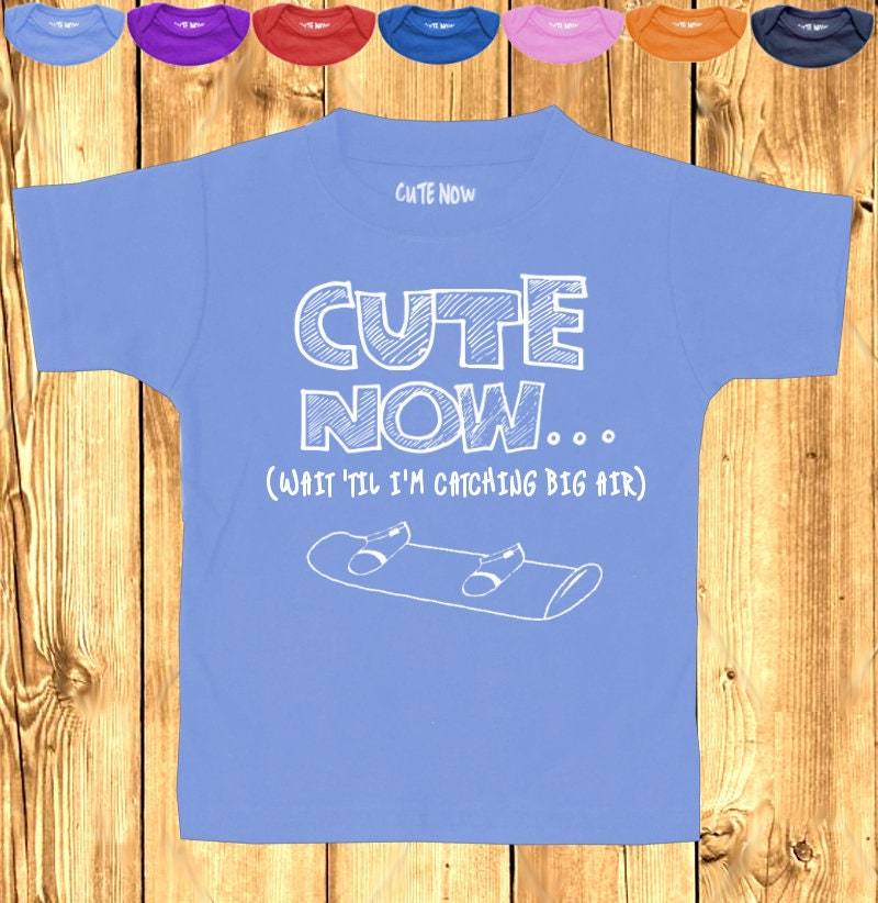 Snowboard Jetzt Niedlich... | Warten Sie, Bis Ich Den Großen Luft Fang Bin Lustige Snowboarden Kleinkind Kinder T-Shirt 2 T-6 T Snowboarder von CuteNow