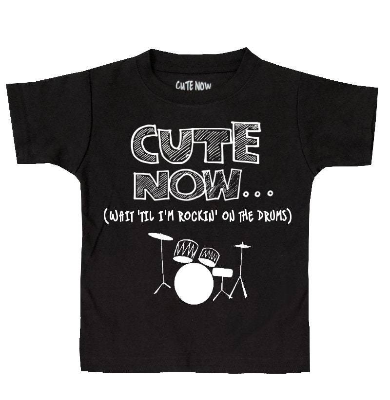 Süß Jetzt ... Warten Sie, Bis Ich Bin Rockin "Auf Den Trommeln Kleinkind Kinder Drummer T-Shirt Top 2T-6T von CuteNow