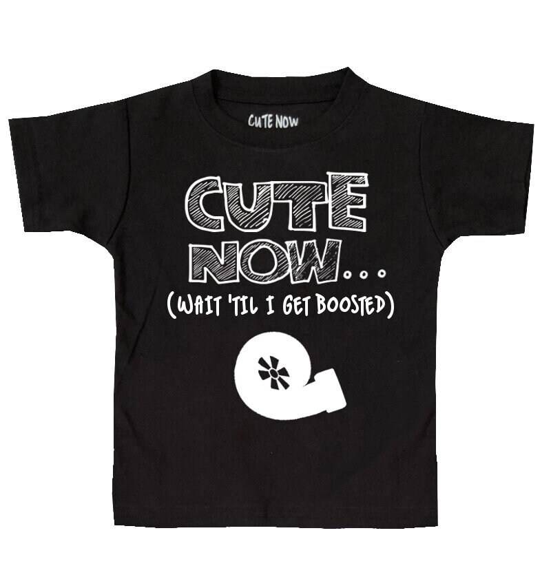 Süß Jetzt ... Warten Sie, Bis Ich Boost Bekommen Habe Kleinkind-Kinder-Turbo-Auto, Das Treiben T-Shirt 2T-6T von CuteNow