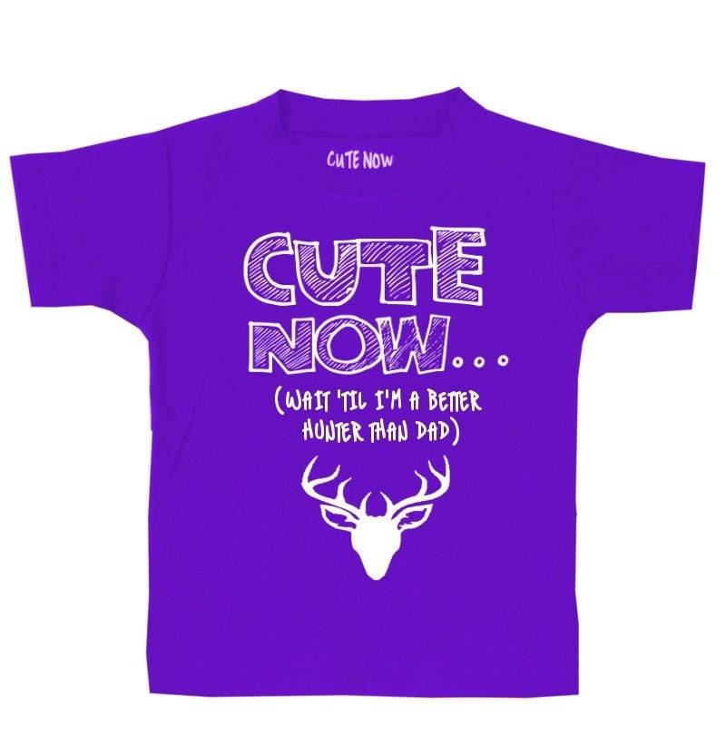 Süß Jetzt ... Warten Sie, Bis Ich Ein Besserer Jäger Als Vater Bin - Hirschjagd Kleinkind Kinder T-Shirt Kurzarm von CuteNow