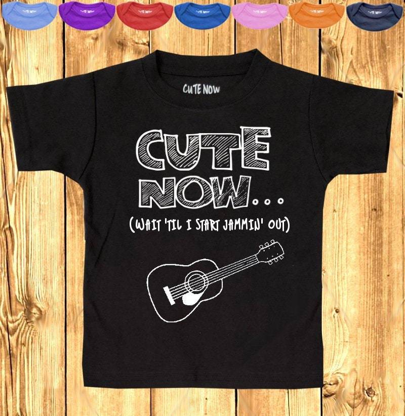 Süße Jetzt Gitarre... | Warten Sie, Bis Ich Beginnen Jammin " Geschenk Lustige Kleinkind Kinder T-Shirt 2 T-6 T Rock'n'roll Band Musikinstrument von CuteNow