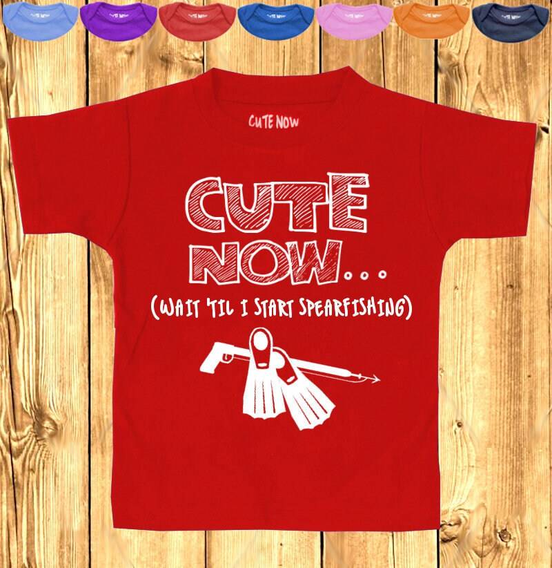 Süße Jetzt... | Warten Sie, Bis Ich Speerfein Beginnen Geschenk Harpune Frei Tauchen Kleinkind Kinder T-Shirt 2 T-6 T Ozean Pol Speer Tipps Taucher von CuteNow