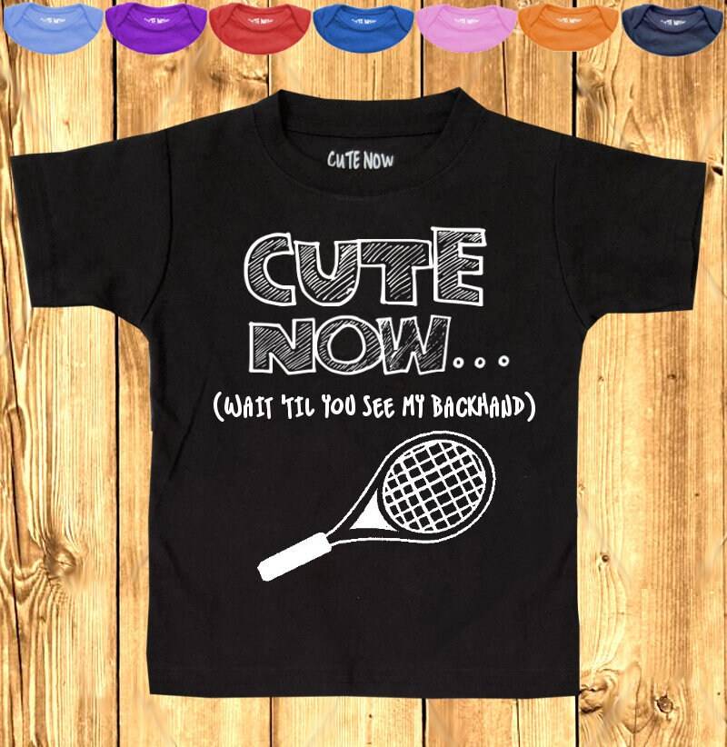 Tennis Süße Jetzt... | Warten, Bis Sie, Meine Rückhand Sehen Geschenk Lustige Kleinkind Kinder T-Shirt 2 T-6 T Schläger Gericht Wimbledon von CuteNow