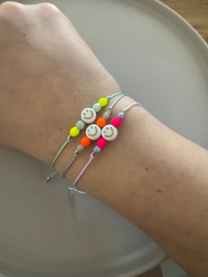 Smiley Armband Mit Miyuki Perlen - Freundschaftsarmband in Neonfarben, Verstellbar von CutestbyTizus
