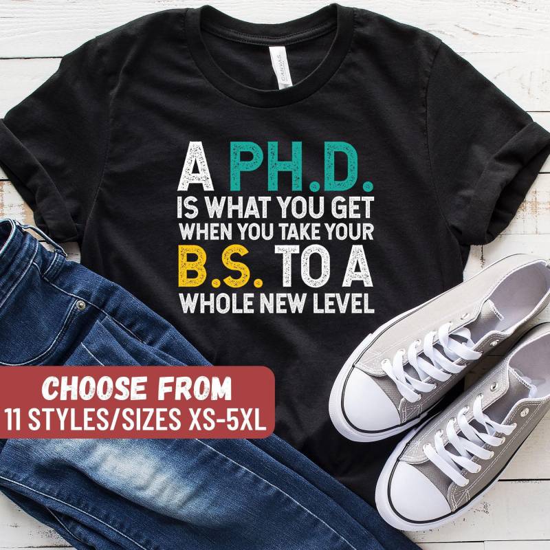 Phd Abschluss Geschenk, Shirt, Graduierte Ein Phd Ist, Was Sie Bekommen, Wenn Ihre Bs Auf Ganz Neues Level T-Shirt Bringen von CutesyMerch