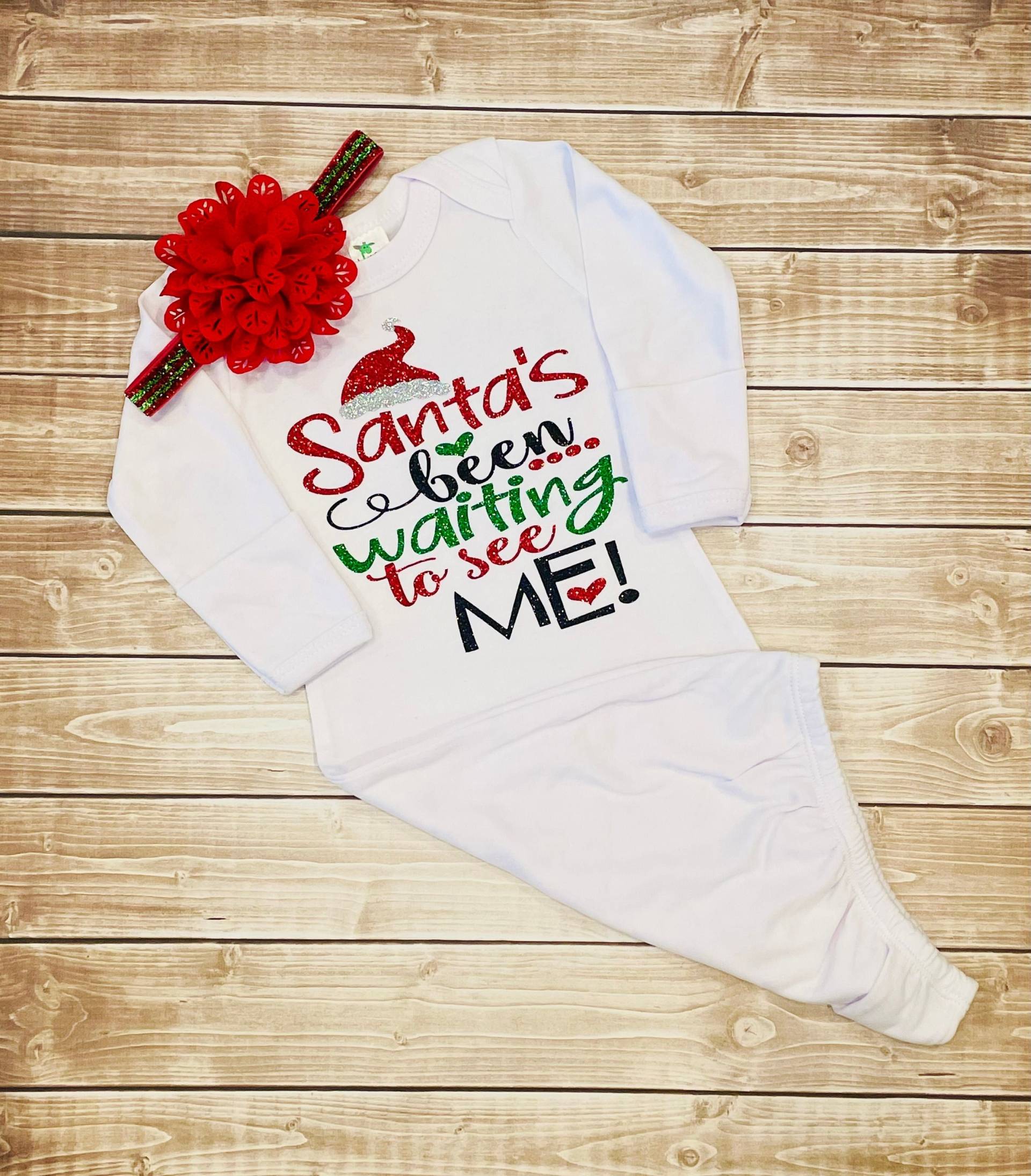 Santas Been Waiting To See Me, My First Christmas Baby Girl Outfit, Christmas, Layette, Neues Geschenk von CutieCouture4u2