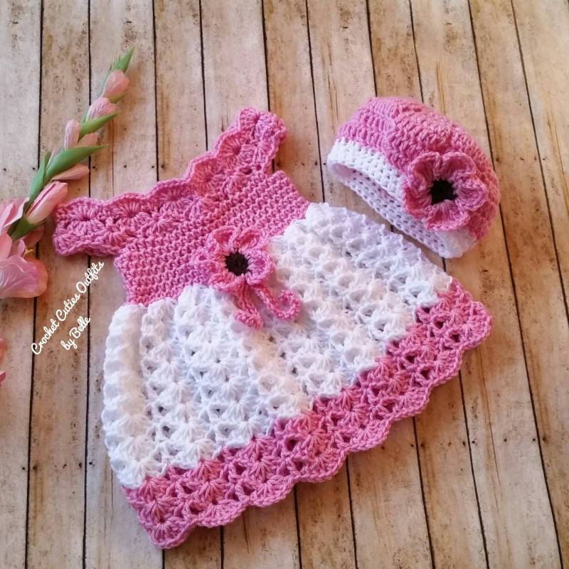 Gehäkelte Baby Kleid Und Mütze Set Handgemachtes Outfit von CutieOutfitsbyBelle