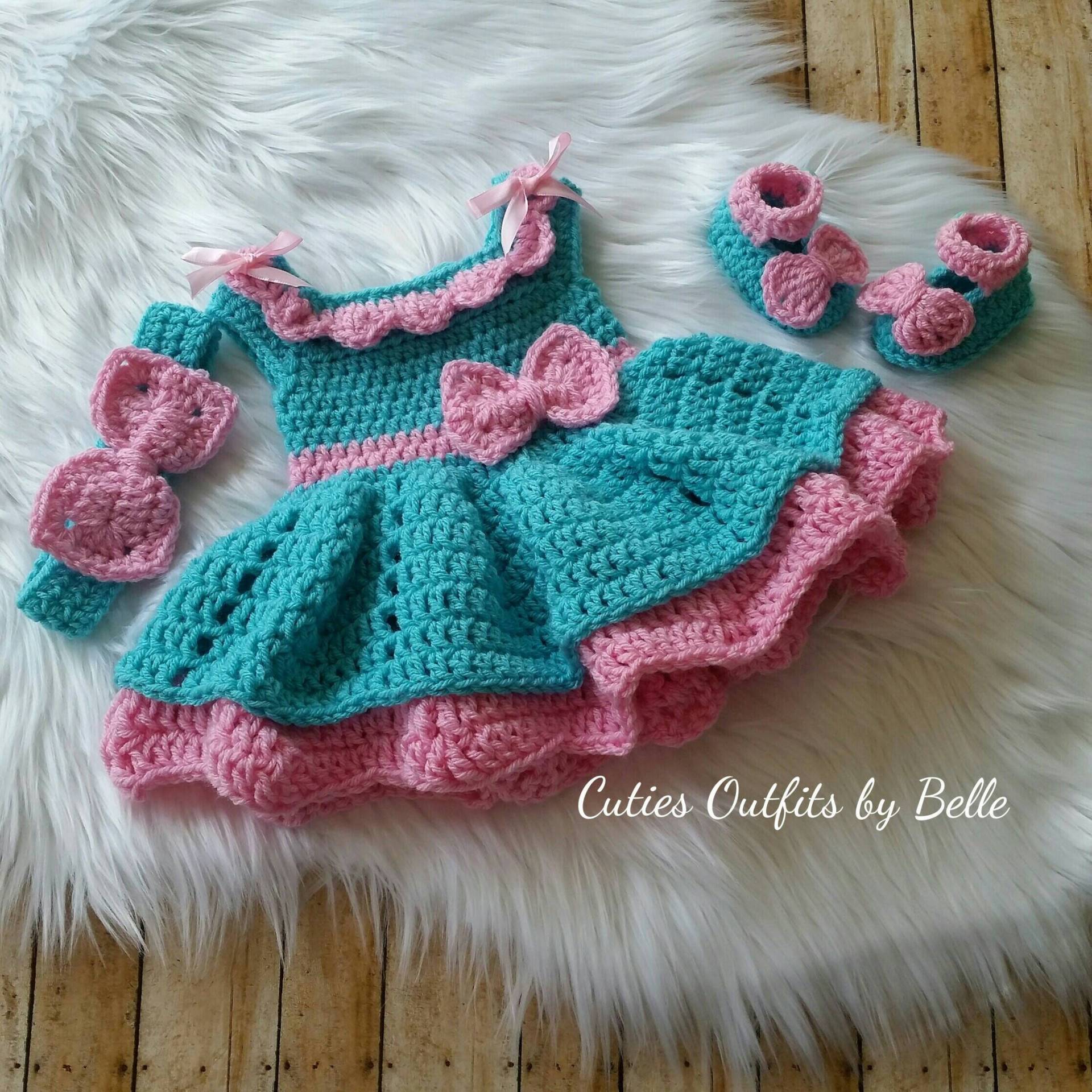 Gehäkeltes Baby Kleid Set Rosa Acryl Outfit, Stirnband & Schuhe von CutieOutfitsbyBelle
