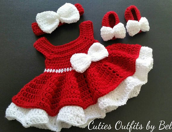 Gehäkeltes Baby Kleid Set Rotes Acryl Outfit, Handgefertigtes Stirnband von CutieOutfitsbyBelle