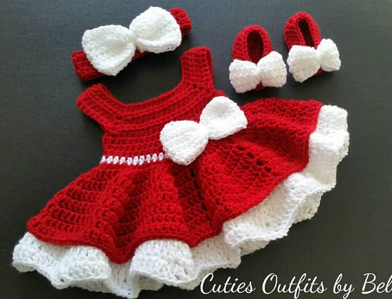 Gehäkeltes Baby Kleid Set Rotes Outfit, Stirnband & Schuhe von CutieOutfitsbyBelle