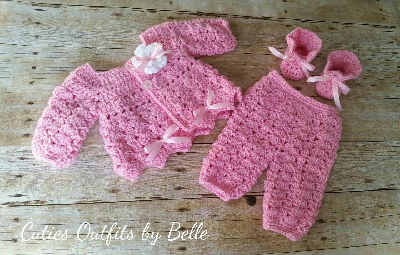 Gehäkeltes Baby Mädchen Outfit Rosa Pullover, Hose & Schuhe Set von CutieOutfitsbyBelle