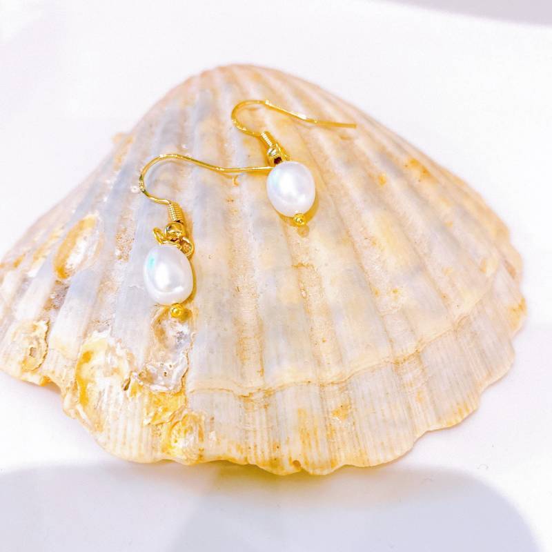 Goldene Hängeohrringe Mit Einer Süßwasserperle in Der Mitte/ Filigrane Hängeohrringe/ Gold/Süßwasserperle/Perlenohrringe /Geschenk von CuttingEdgeDesignsEU