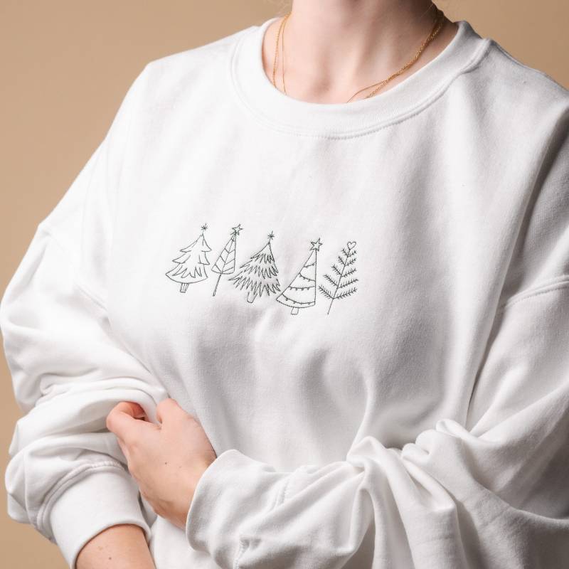 Besticktes Weihnachtsbaum Sweatshirt Gemütlicher Winter Rundhalsausschnitt Besticktes Weihnachtsbaum Sweatshirt Gemütlicher Winter Rundhalsausschnitt von CuzyCo