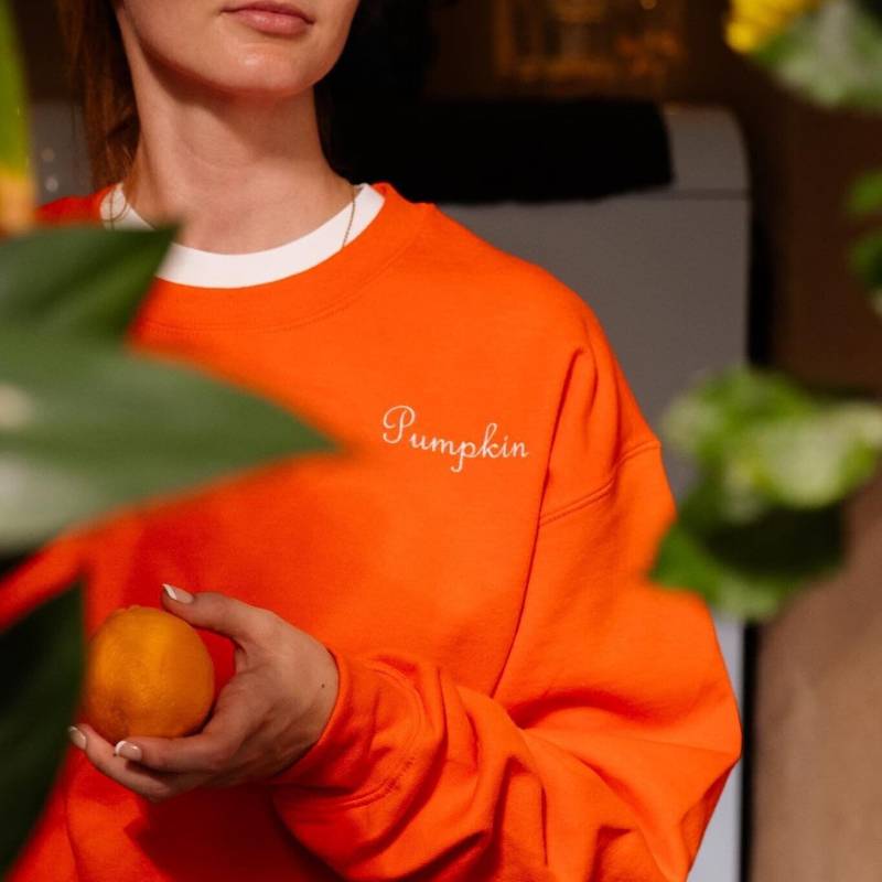 Kürbis-Sweatshirt - Unisex Super Soft Pullover Mit Gesticktem, Handgeschriebenem Kürbis-Text Warmer Und Kuscheliger Herbst Im Boho-stil von CuzyCo