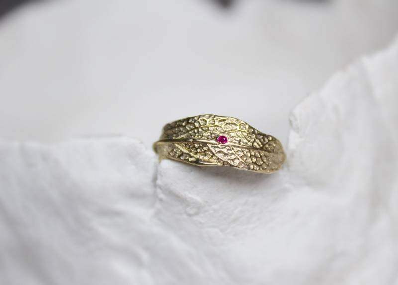 9K Goldblattring Mit Rubin Der Ehering Der Naturliebhaber 9K Goldblattring Mit Rubin Der Ehering Der Naturliebhaber von CyKLu