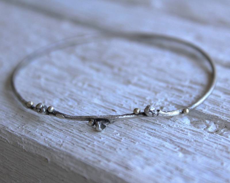 Zweig-Armreif Aus Oxidiertem Sterlingsilber 18K Gold-Punkte Zweig-Armreif Aus Oxidiertem Sterlingsilber 18K Gold-Punkte von CyKLu