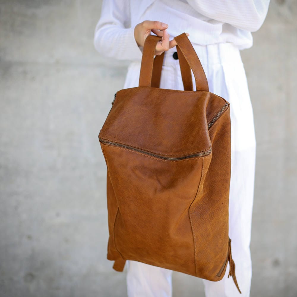 Brauner Lederrucksack, Laptop-Rucksack, Reiserucksack, Schultasche, Honigbraune Ledertasche, Handarbeit - Honey Brown Lou von CyanByMiriWeiss