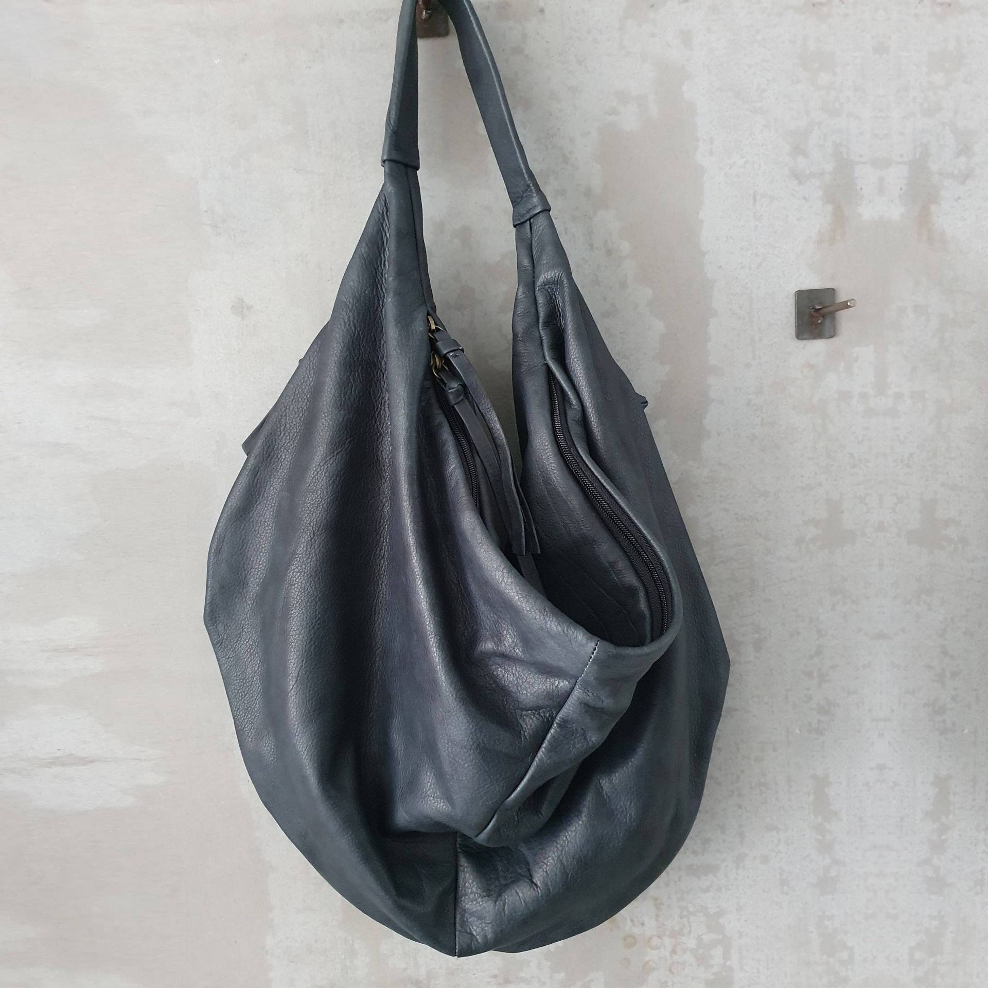 Handgefertigte Leder Umhängetasche, Schwarze Schultertasche, Shopper Tasche - Yuli Bag von CyanByMiriWeiss