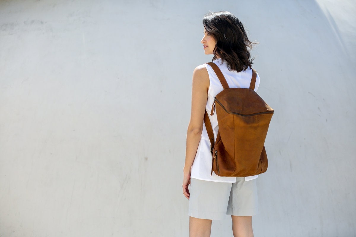 Leder-Laptop-Rucksack, Reisetasche, Honigbrauner Computer-Rucksack, Unisex-Leder-Rucksack von CyanByMiriWeiss