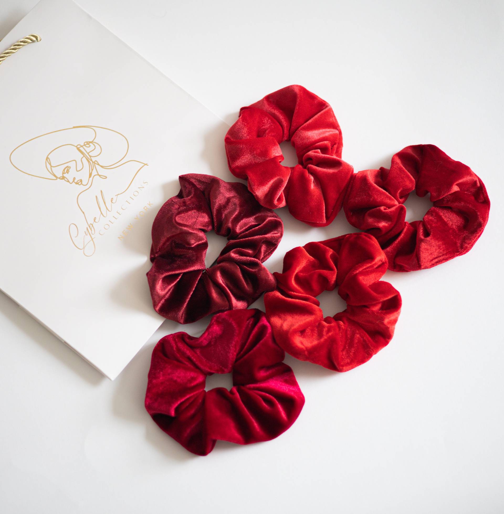 Red Velvet Scrunchies - Übergroße Haargummis, 5Er-Pack von CybelleCollections
