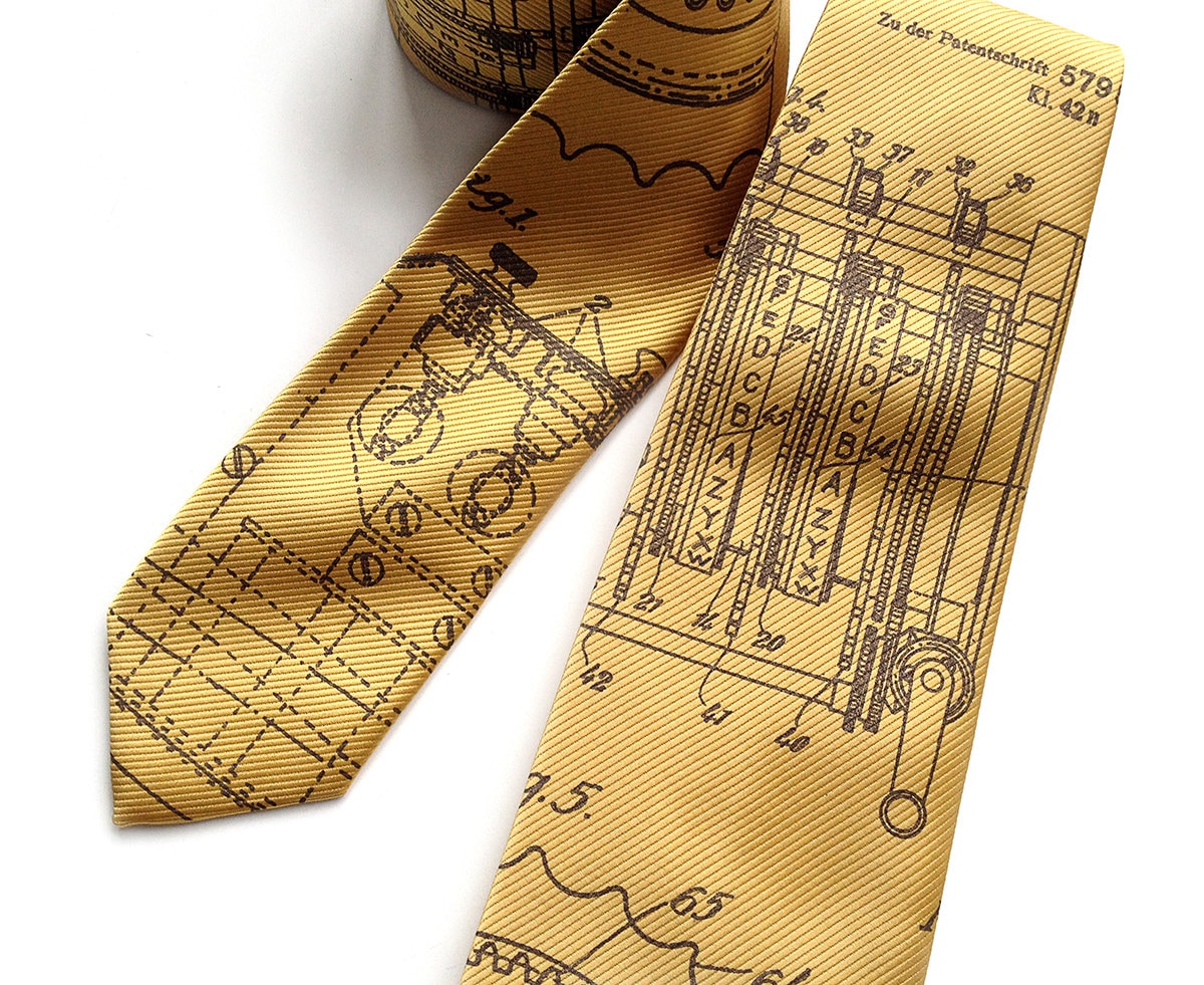 Enigma Machine Herrenkrawatte. Krawatte Mit Krawatte. Wählen Sie Goldfarbene, Gewebte Mikrofaser Siebdruck Und Mehr. Hommage An Alan Turing Enigma Machine Herrenkrawatte. Krawatte Mit Krawatte. Wählen Sie Goldfarbene, Gewebte Mikrofaser Siebdruck Und Mehr. Hommage An Alan Turing von Cyberoptix