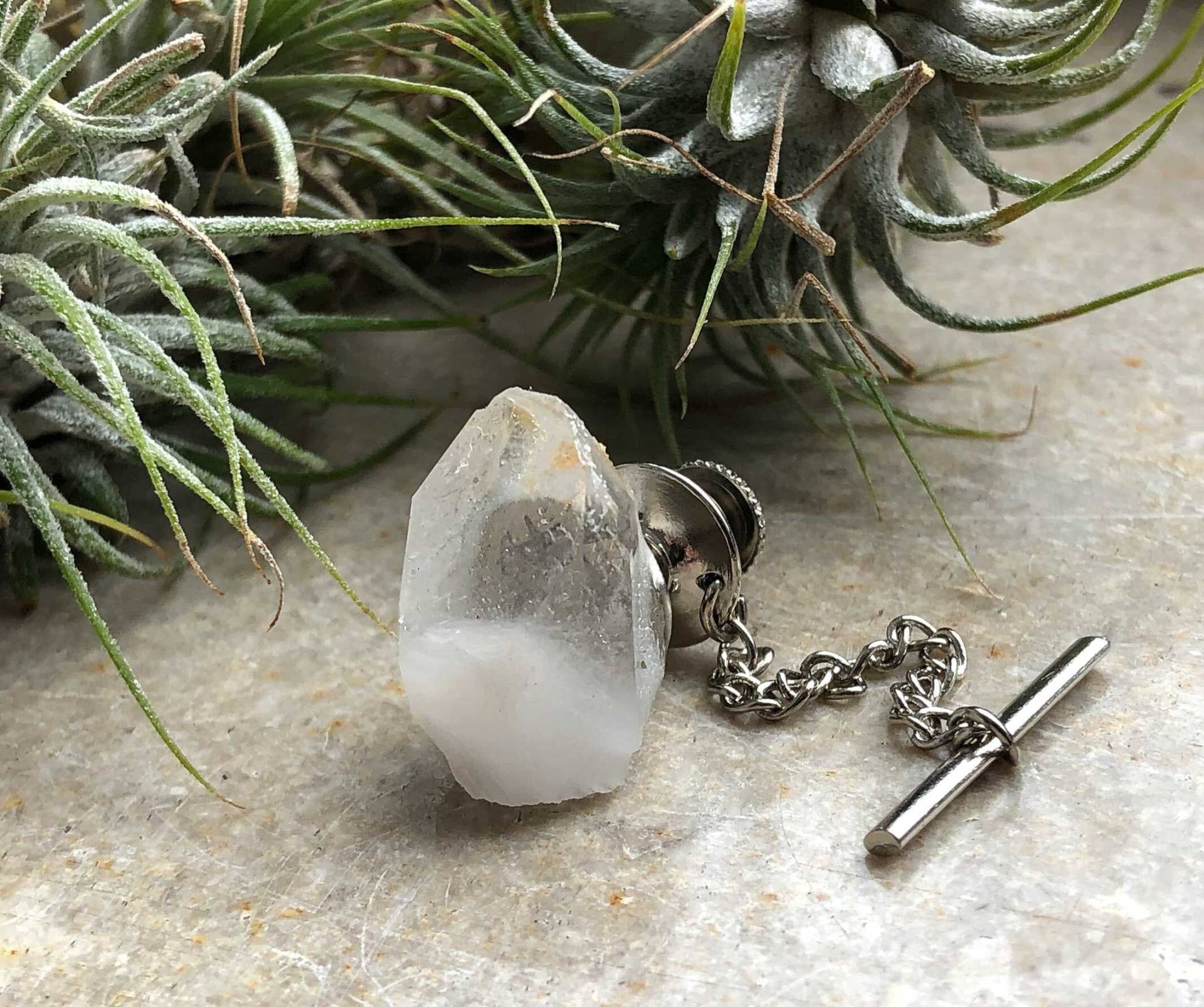 Quartz Crystal Tie Tack, Krawattennadel Aus Rohem Bergkristall. April Geburtstag Männer, Geburtsstein Krawatte Tack. Geologe, Bräutigam von Cyberoptix