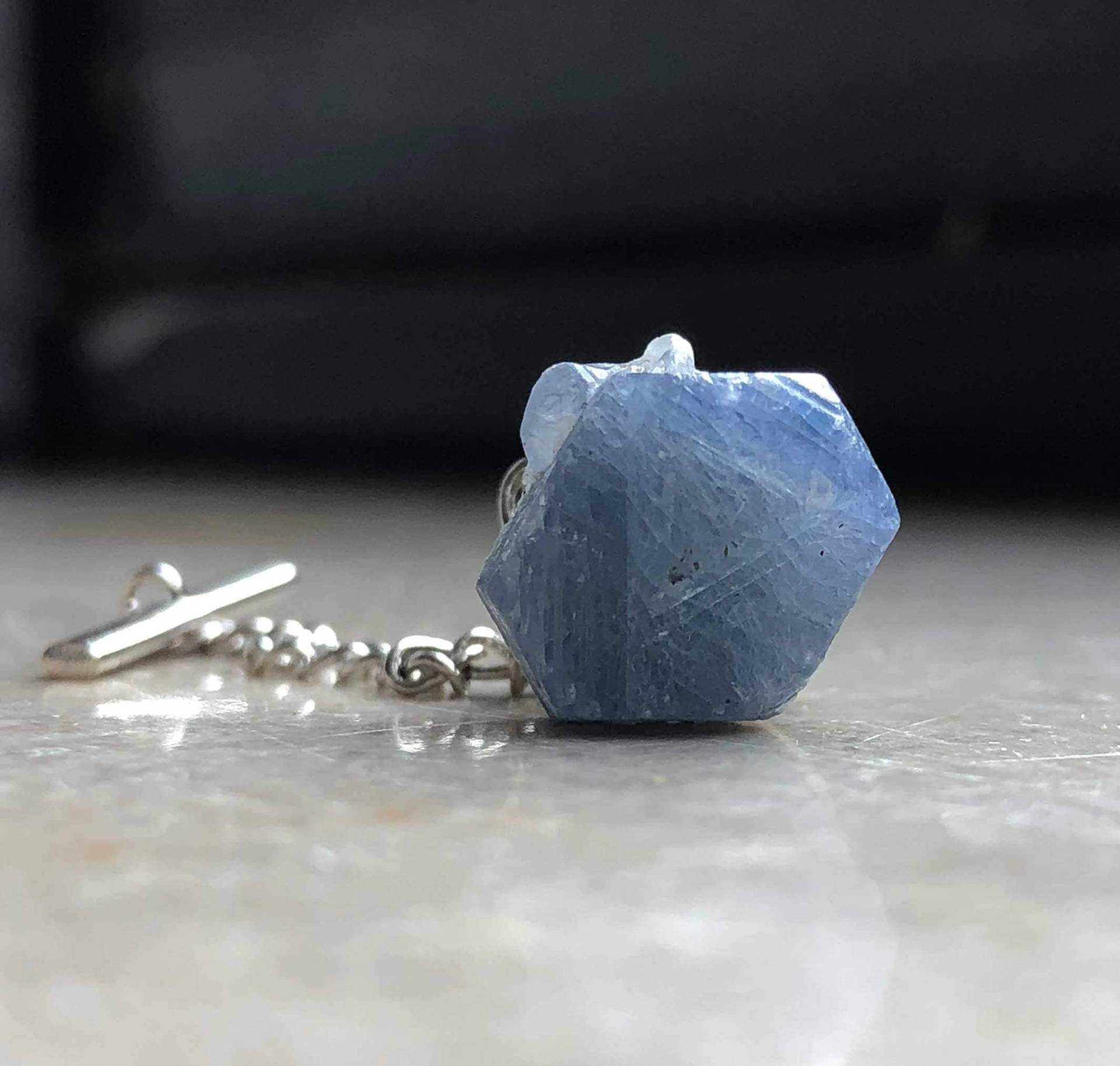 Sapphire Krawattennadel, Krawattennadel Mit Saphirglas. September Geburtsstein, Geschenk Für Ihn, Vater Geschenk, Des Bräutigams, Etwas Blaues von Cyberoptix