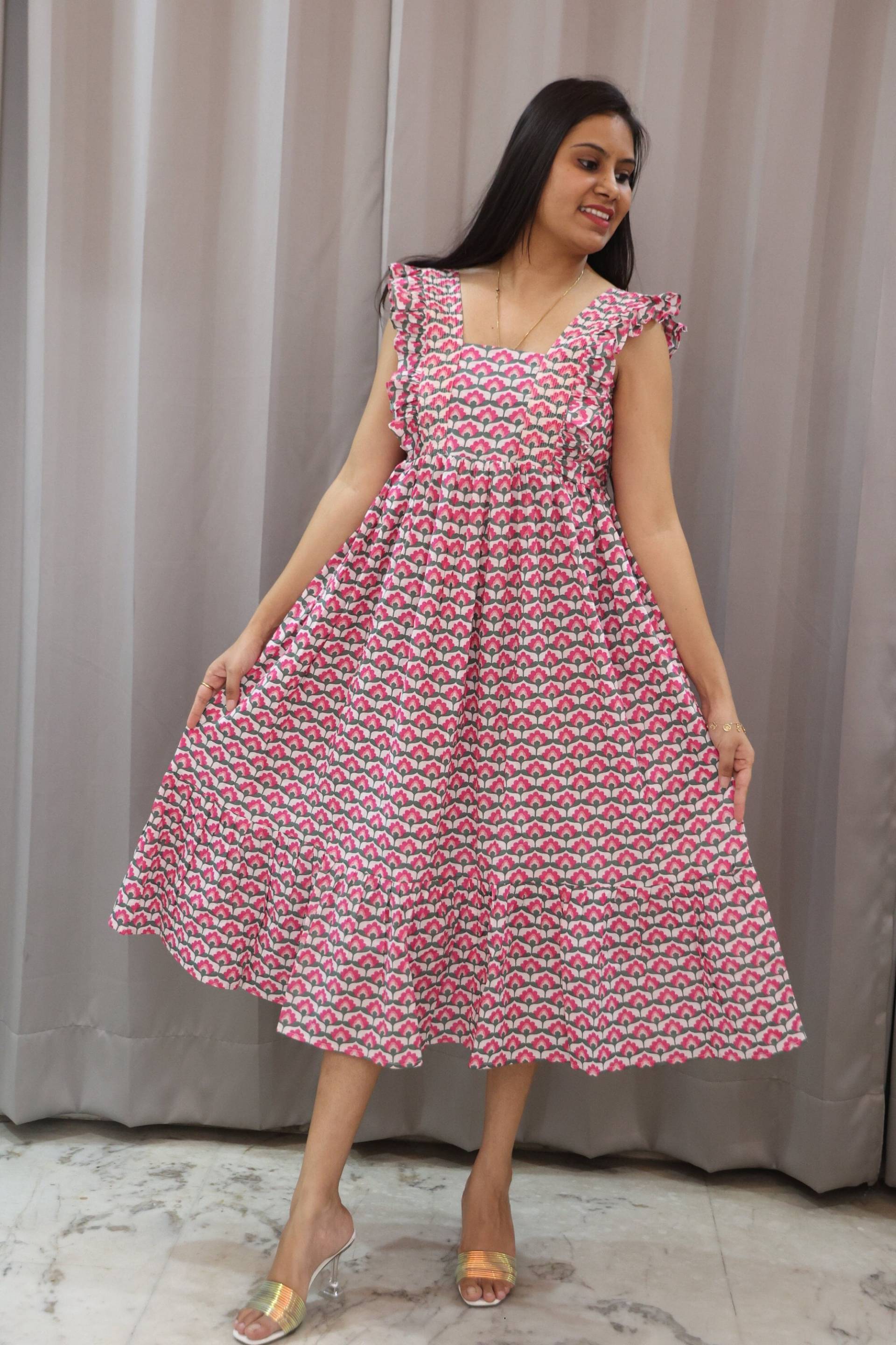 Sommerkleid, Handgemachtes Kleid, Baumwollblumenkleid, Rosa Midikleid, Boho-Kleid, Ärmelkleid von CyclamenIndia