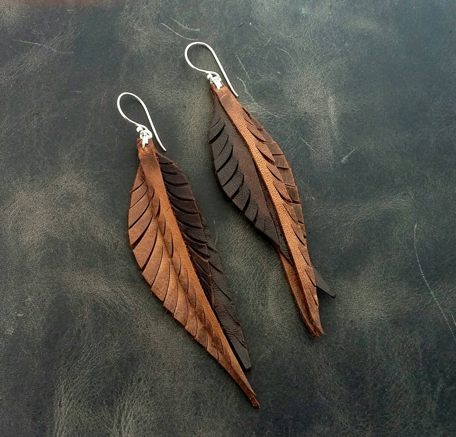 Braune Leder Feder Ohrringe Mit Sterling Silber Haken Und Ringe Braune Leder Feder Ohrringe Mit Sterling Silber Haken Und Ringe von CyclonaDesigns